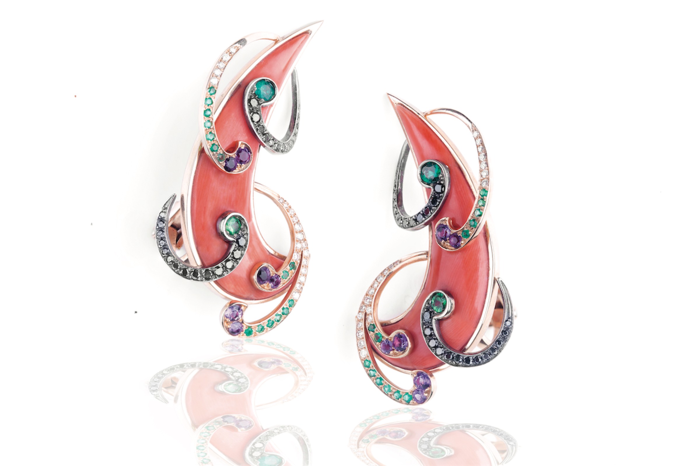 Orecchini in oro rosa con corallo, smeraldi e ametiste