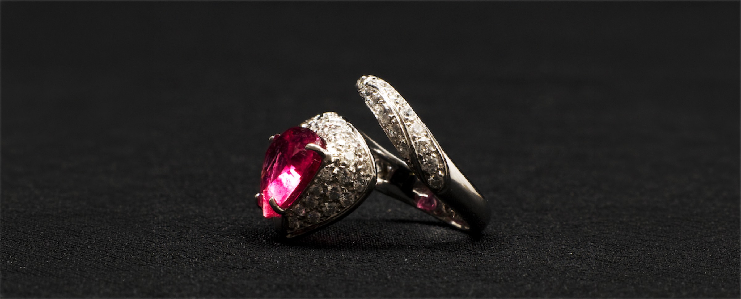 Anello Crescenzi in oro bianco con rubino a goccia e diamanti