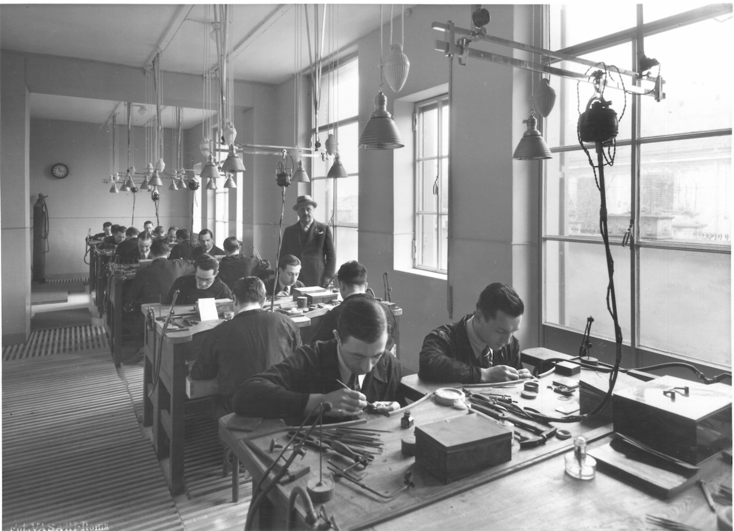 Laboratorio orafo con artigiani al lavoro, anni Trenta