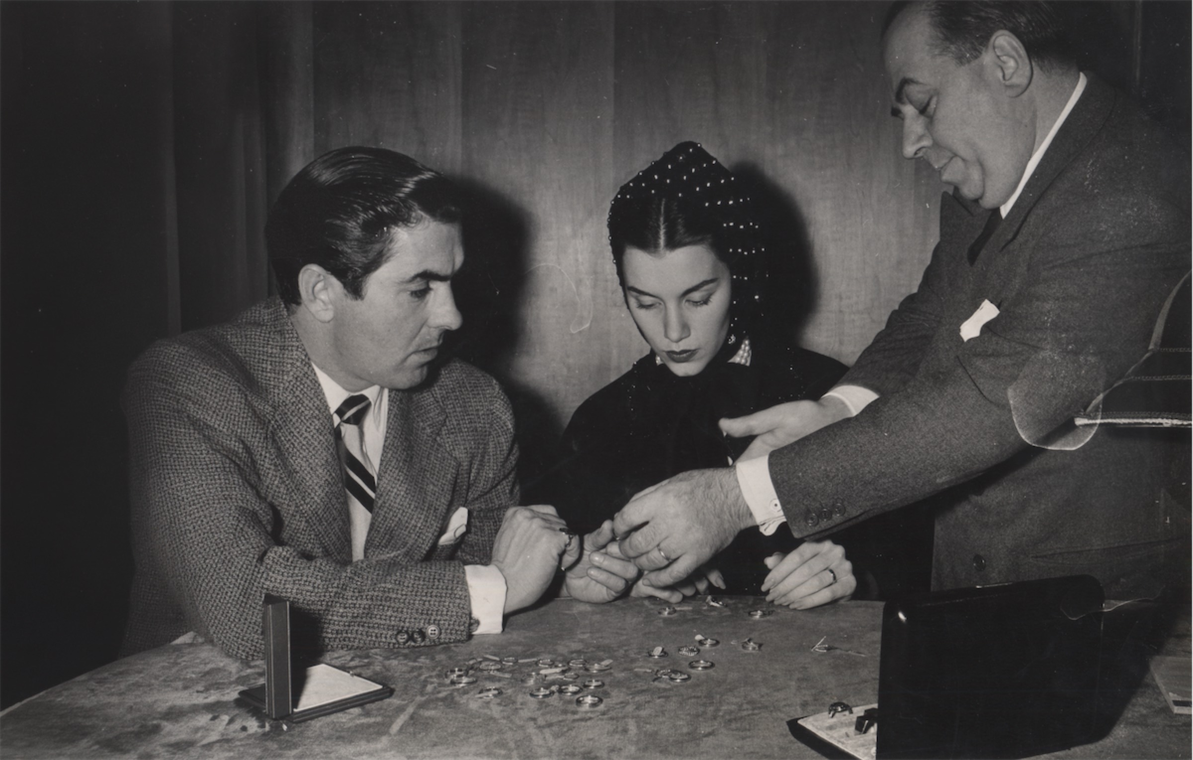 Ubaldo Crescenzi mostra le fedi nuziali a Tyrone Power e Linda Christian