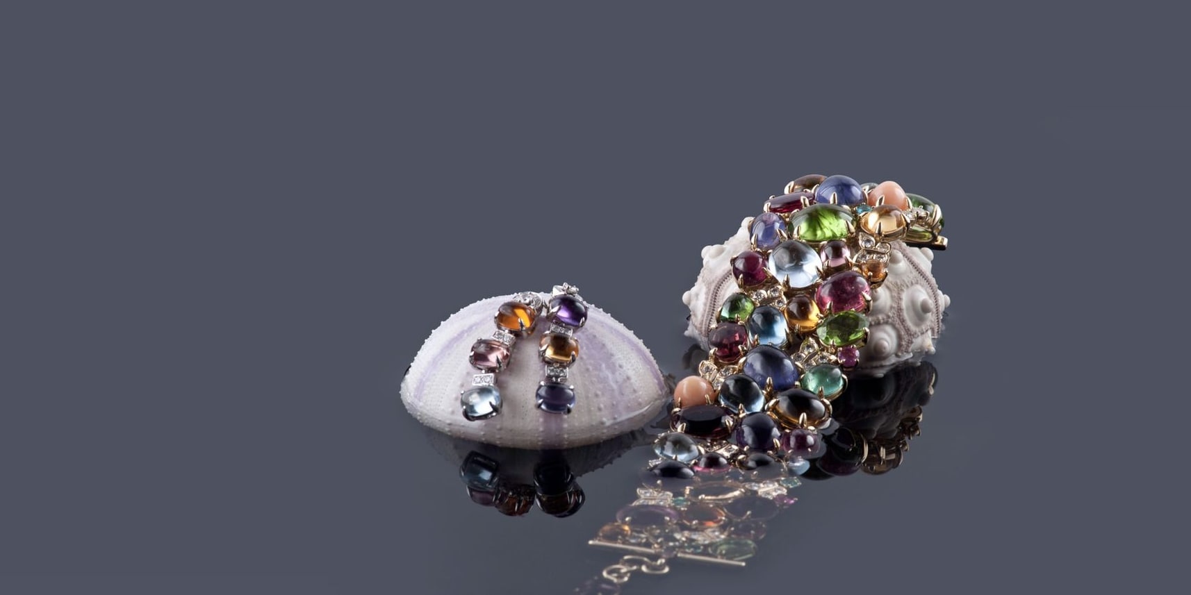 Orecchini e bracciale con pietre colorate su conchiglia