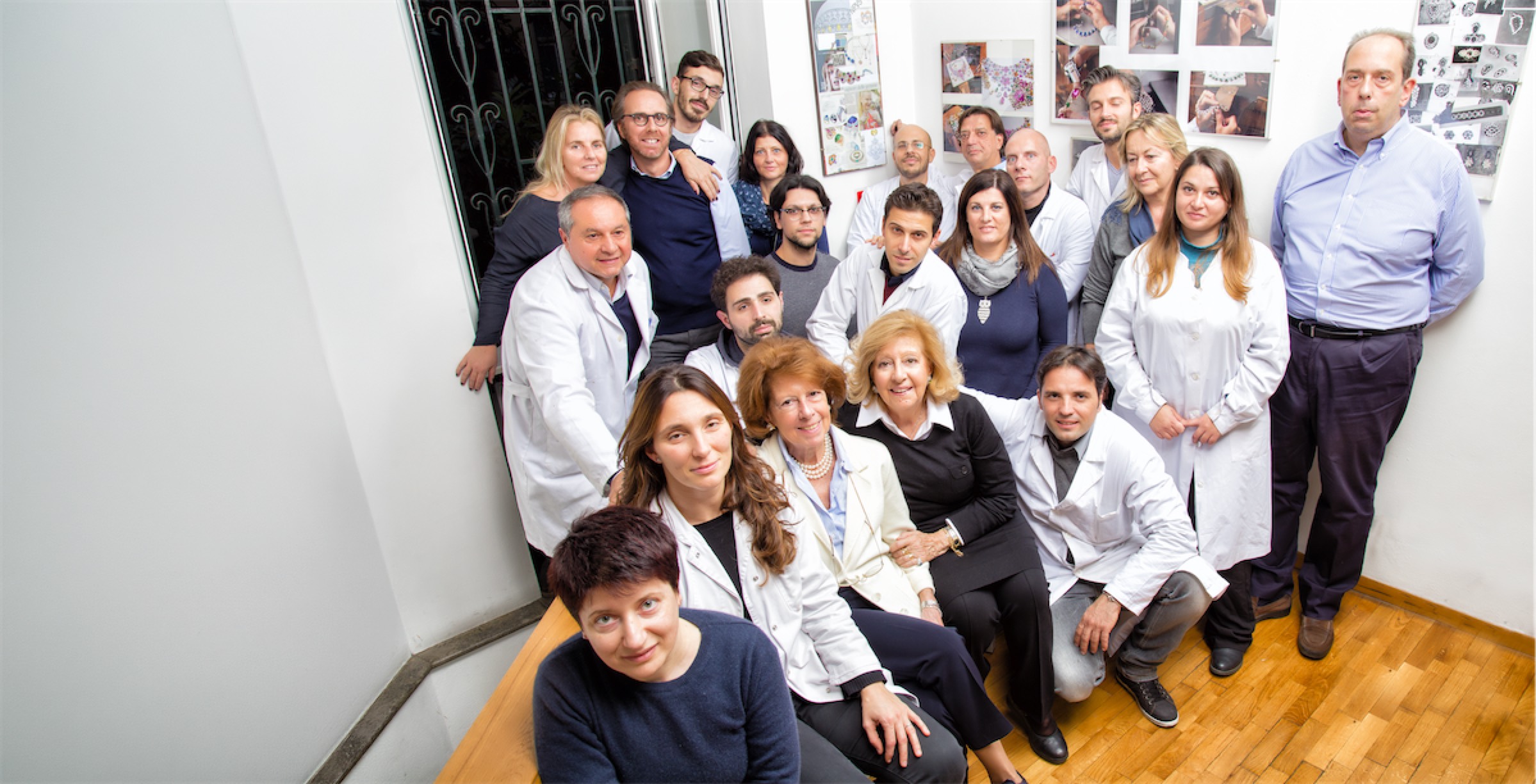 Il team del laboratorio Crescenzi in posa di gruppo